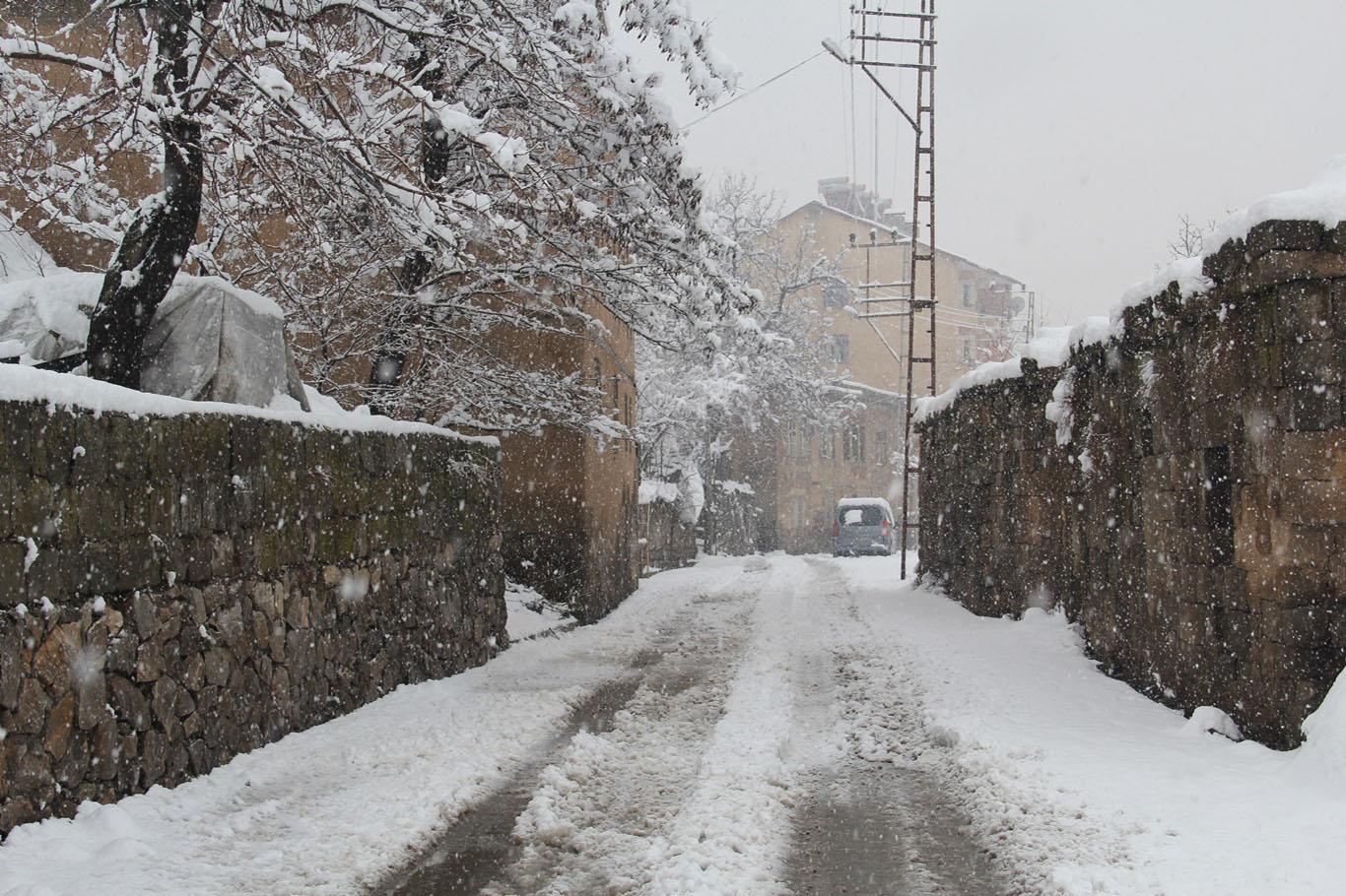 Bitlis’te 60 köy yolu kar nedeniyle ulaşıma kapandı